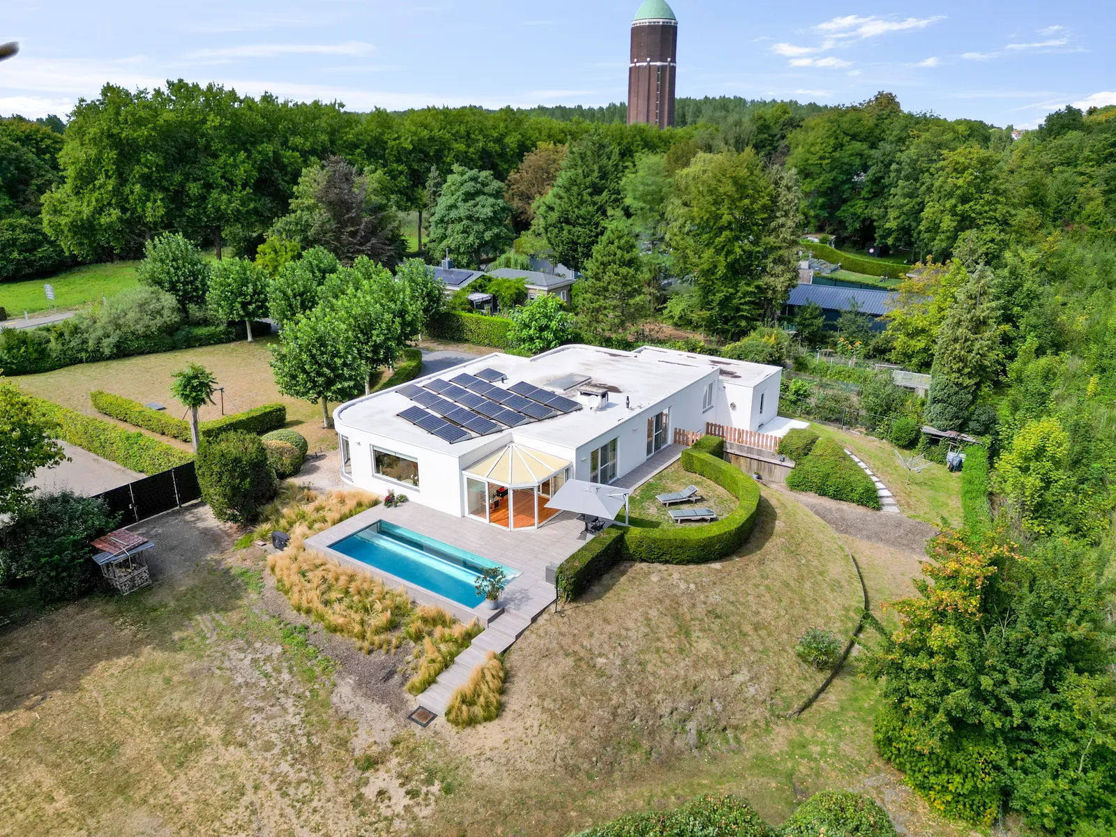 Luchtopname van een villa met zwembad
