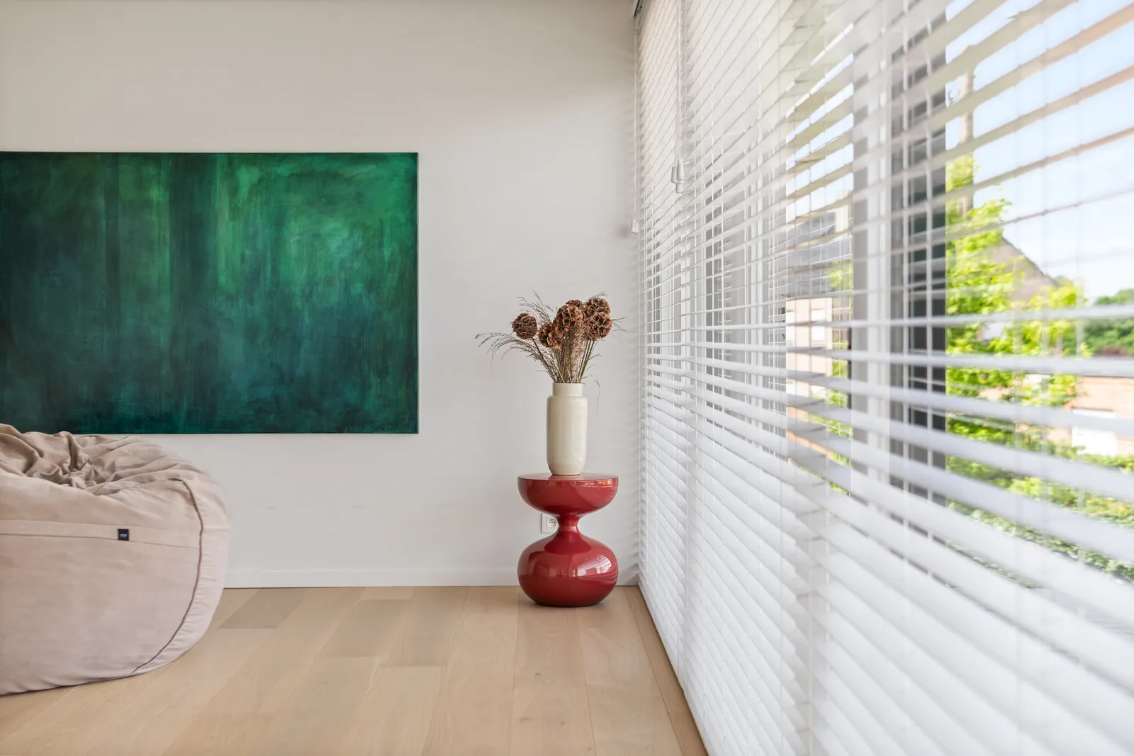 Interieurdetail met kunstwerk en bijzettafel