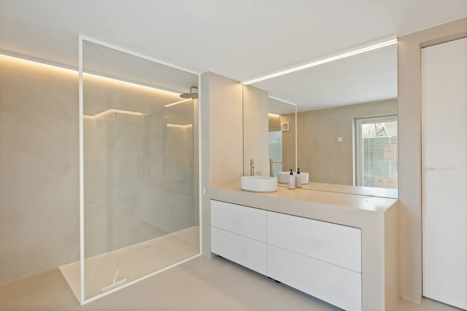 Strakke badkamer met inloopdouche