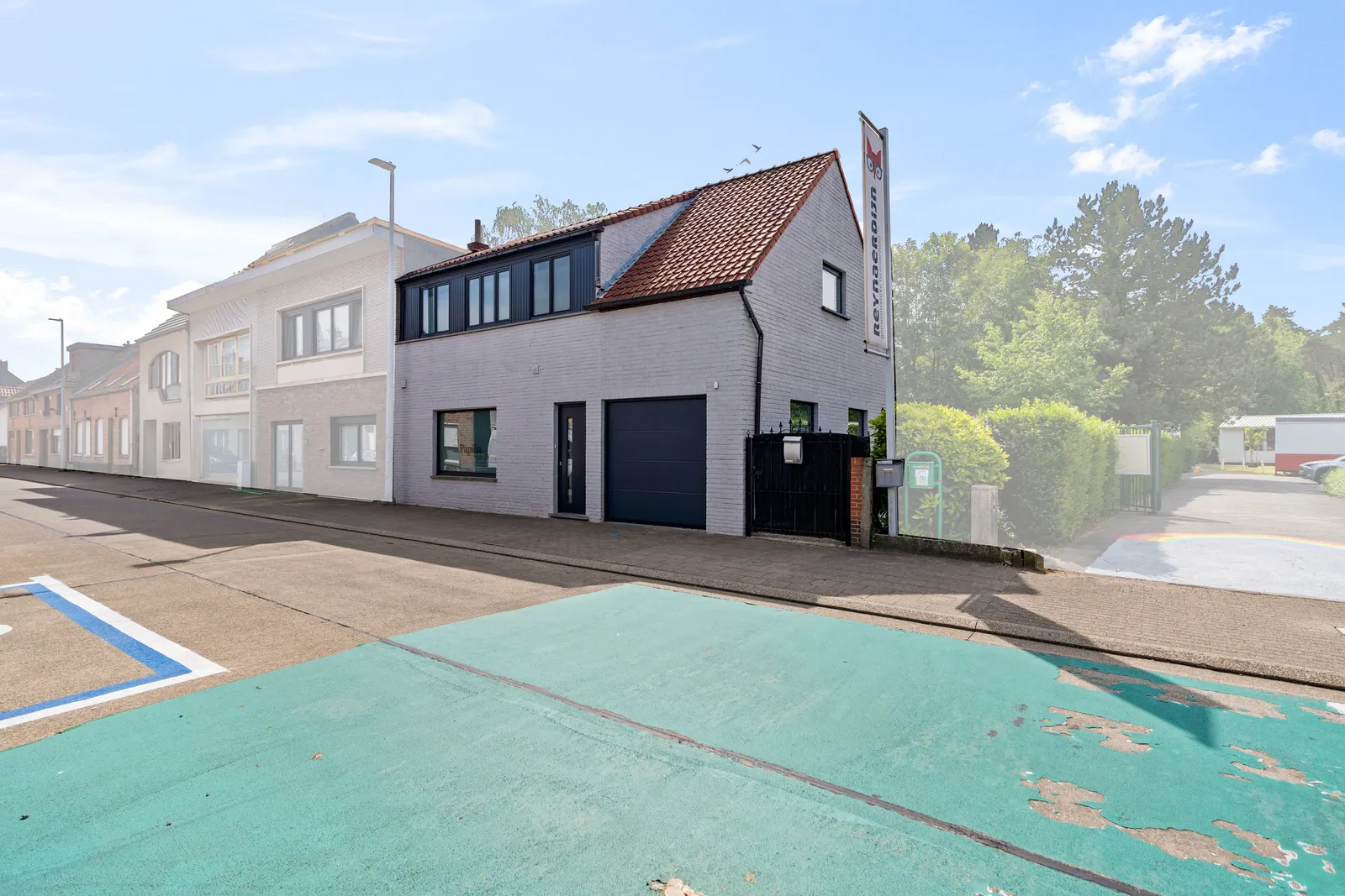 Gevel van een woning aan de straatzijde