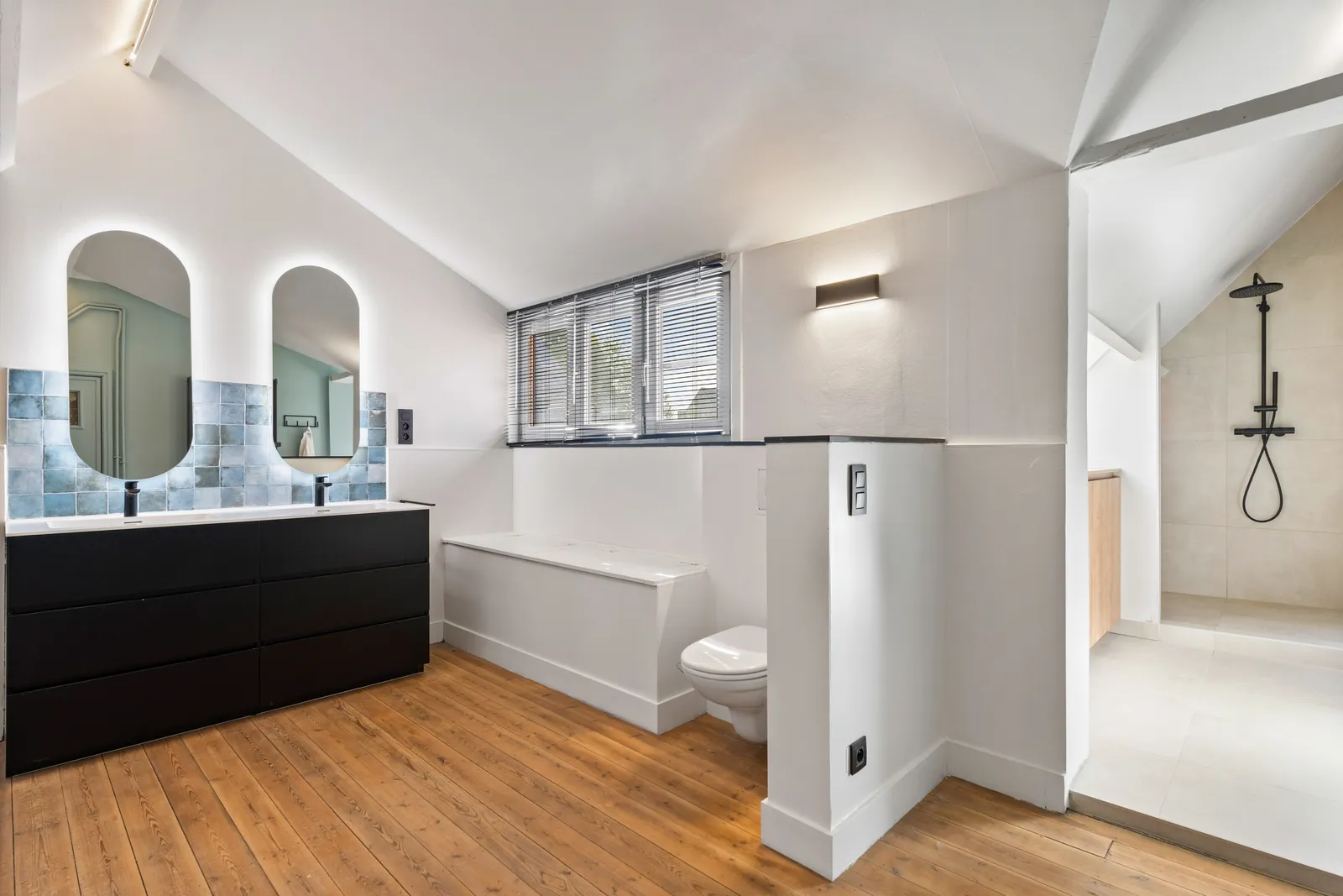 Badkamer onder het dak met blauwe tegels