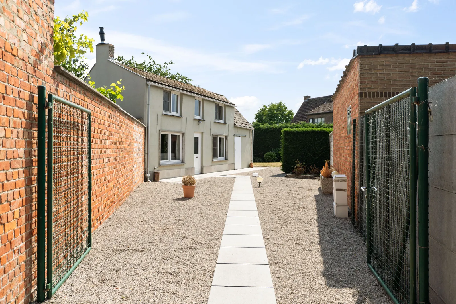 Oprit en voorgevel van een woning