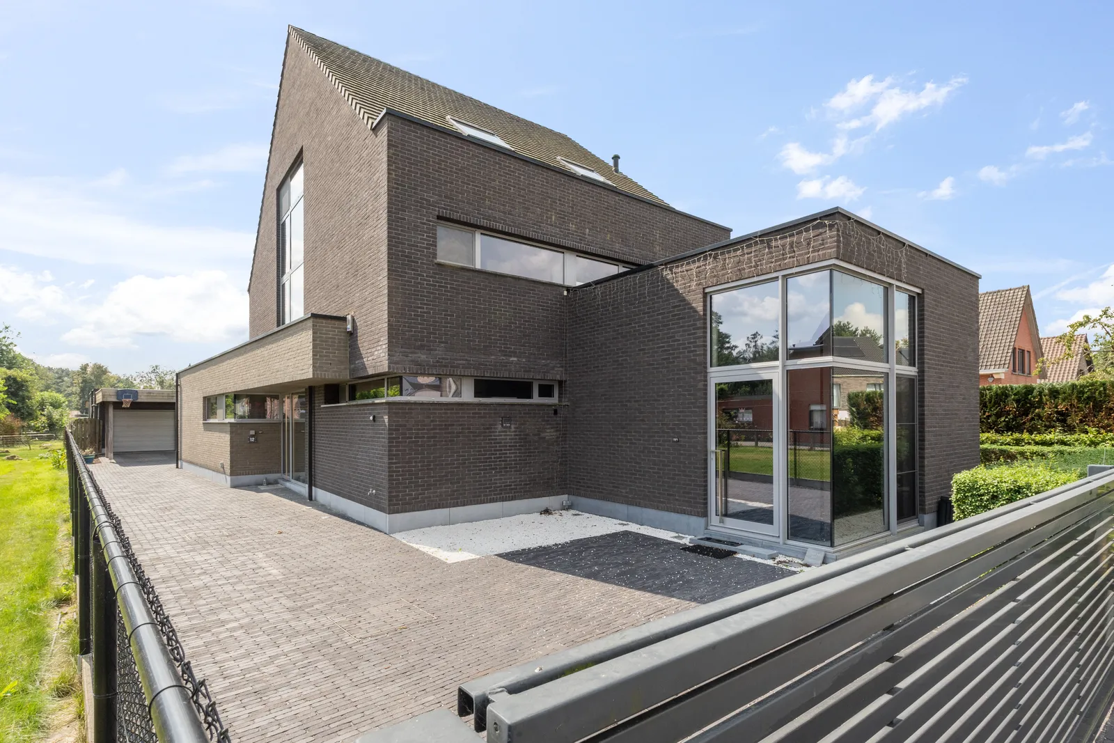 Moderne villa in baksteen