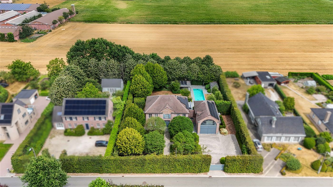 Luchtopname van een villa met zwembad