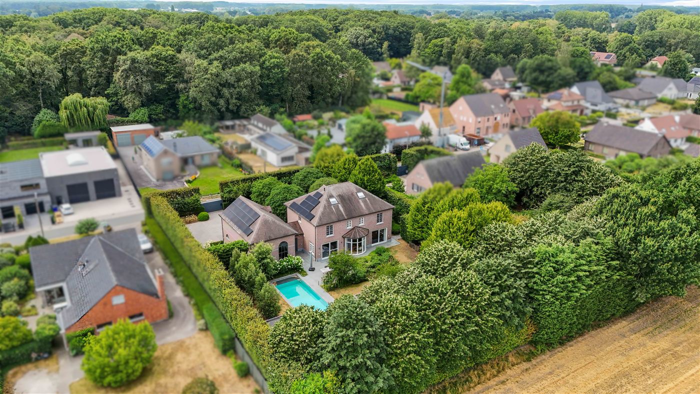Luchtopname van een landelijk gelegen woning